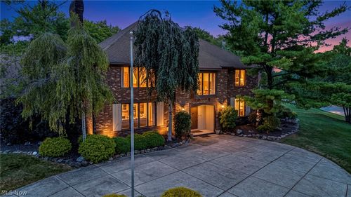 10 Woodburn Dr, Moreland Hills, OH, 44022-6868 | Card Image