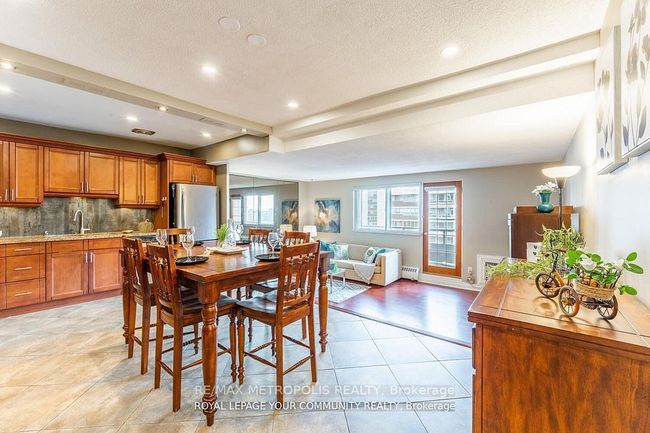 704 - 15 Elizabeth St N, Condo with 3 bedrooms, 2 bathrooms and null parking in Mississauga ON | Image 5