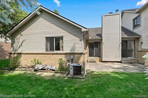 31601 Merriwood Park Dr, Livonia, MI, 48152-4201 | Card Image