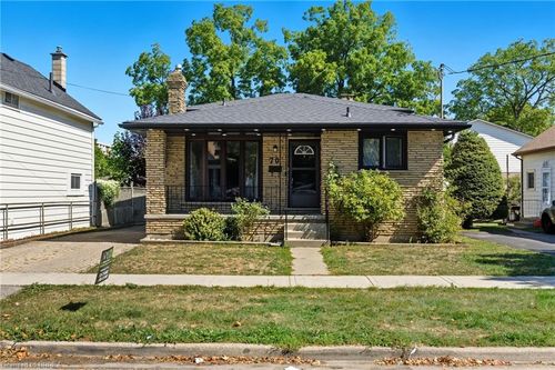 70 Oak St, Brantford, ON, N3T2B1 | Card Image