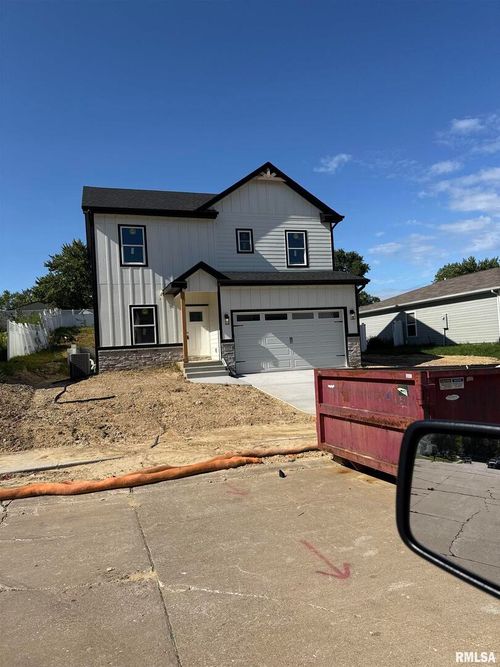 3325 Covington Dr, Davenport, IA, 52806-3437 | Card Image