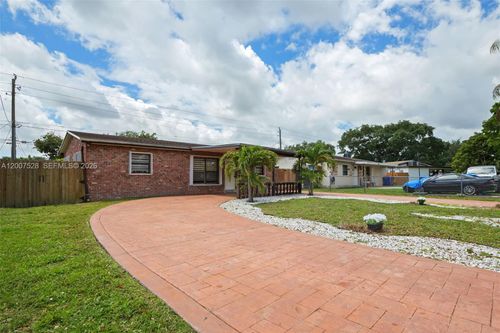 6870 Thomas St, Hollywood, FL, 33024-3949 | Card Image