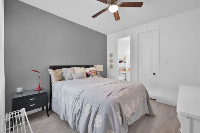 Another master-like bedroom with bathroom. Perfect for guestroom. | Image 23
