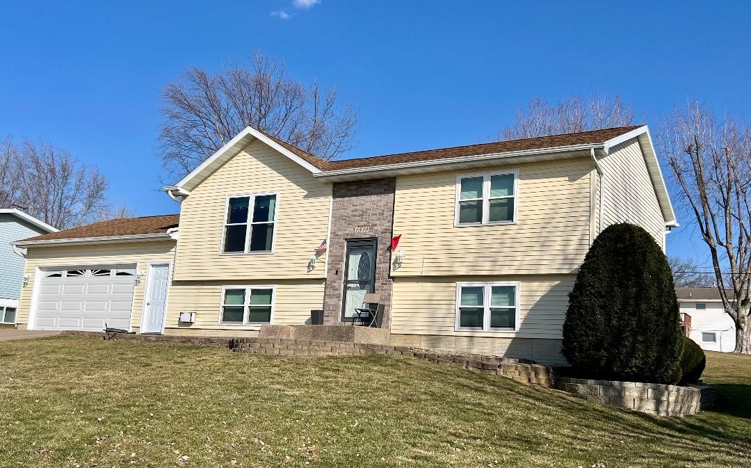 Rainbow Dr, Belle Plaine, IA 52208