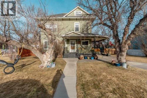 327 20 St, Fort Macleod, AB, T0L0Z0 | Card Image