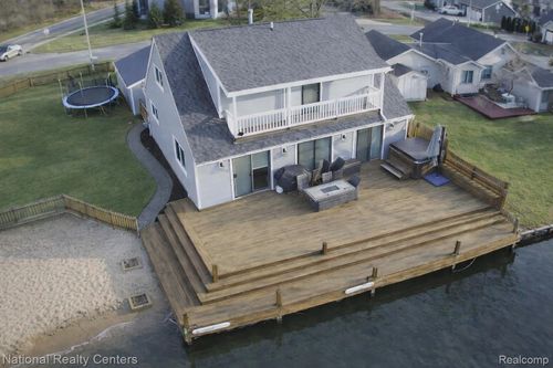 1390 Bamford Dr, Waterford, MI, 48328-4716 | Card Image