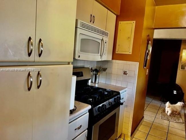 665 Ne 178th St, House other with 3 bedrooms, 2 bathrooms and null parking in Miami FL | Image 7