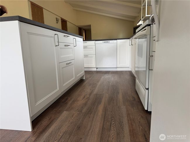 Did I say lots of cabinet space | Image 10