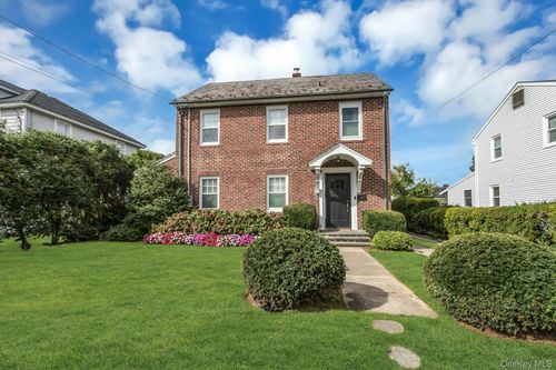 42 Nassau Ave, Glen Cove, NY, 11542-3816 | Card Image