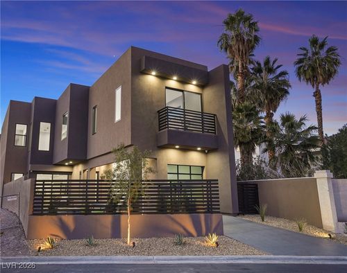 2824 Queens Courtyard Dr, Las Vegas, NV, 89109-1561 | Card Image