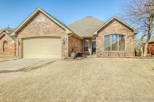 541 E Greenwood Ln, Mustang, OK, 73064-4145 | Card Image