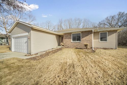 1423 Lower Forest Ct, West Bend, WI, 53090-1073 | Card Image