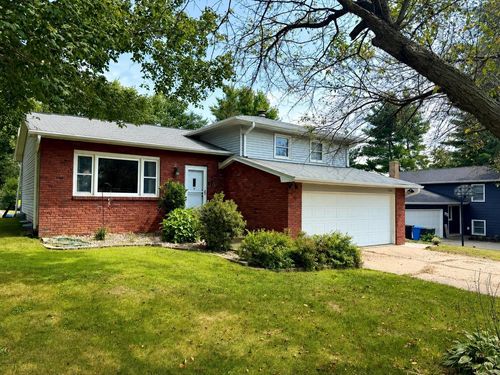 4024 Horseshoe Dr, Cedar Falls, IA, 50613-4804 | Card Image