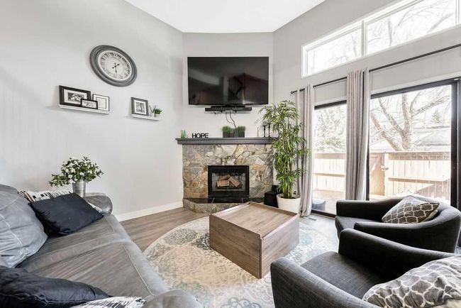 6 Glamis Gardens Sw, Home with 3 bedrooms, 2 bathrooms and 2 parking in Calgary AB | Image 4