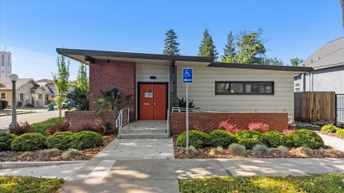 300 W Oak Street, Lodi, CA, 95240 | Card Image