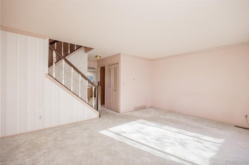 28452 Universal Dr, Warren, MI, 48092-2441 | Card Image