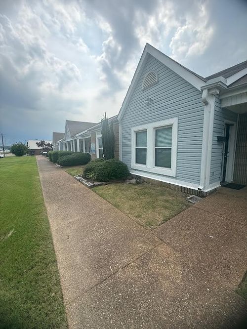 382 Carriage House Dr, Jackson, TN, 38305-2299 | Card Image