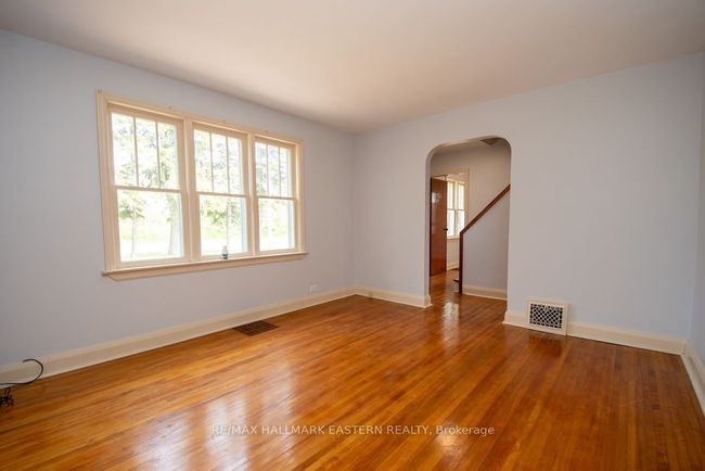 2449 Lansdowne St W, House other with 3 bedrooms, 1 bathrooms and 6 parking in Cavan Monaghan ON | Image 9