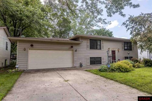215 James Ave, Mankato, MN, 56001-3927 | Card Image