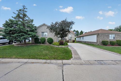 3527 New Boston Dr, Sterling Heights, MI, 48314-2805 | Card Image
