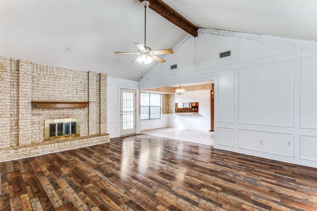 104 Ne Rosamond St, House other with 3 bedrooms, 2 bathrooms and null parking in Burleson TX | Image 5