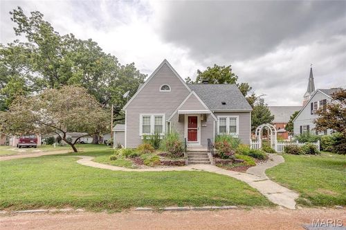 111 W Barr Pl, Jerseyville, IL, 62052-2103 | Card Image