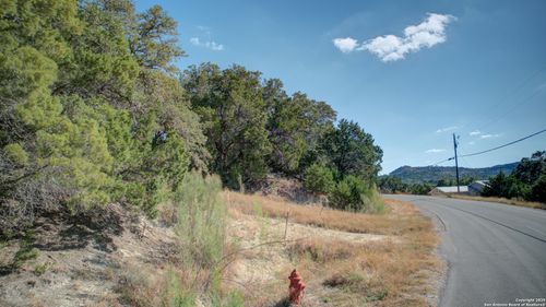 915 Five Oaks Cir, Canyon Lake, TX, 78133-5147 | Card Image