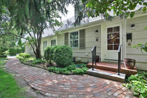 123 E New England Ave, Worthington, OH, 43085-3750 | Card Image