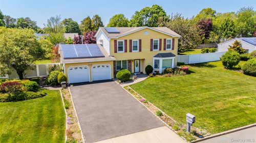8 Lisa Ct, Medford, NY, 11763-4205 | Card Image