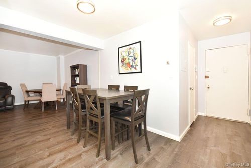 apt-3r-101 Lincoln Ave, Mineola, NY, 11501-2819 | Card Image