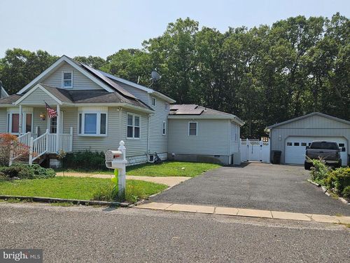 112 1st Ave, Tuckerton, NJ, 08087-2704 | Card Image