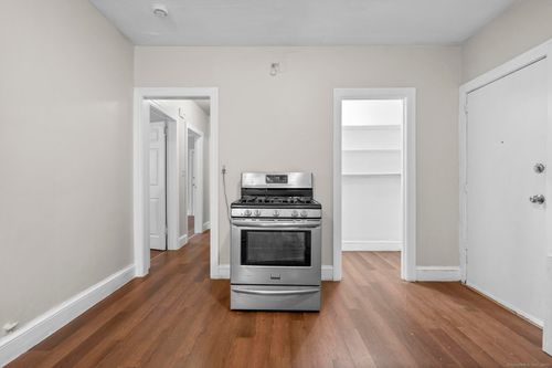 9 Rockville St, Hartford, CT, 06112-2079 | Card Image