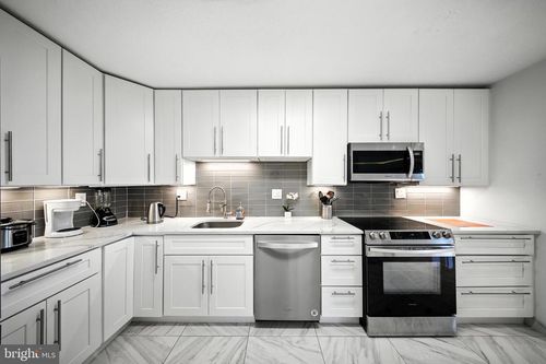apt-804-203 Yoakum Pkwy, ALEXANDRIA, VA, 22304-3720 | Card Image