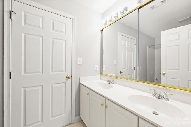 Ensuite bat in BR 4 | Image 38