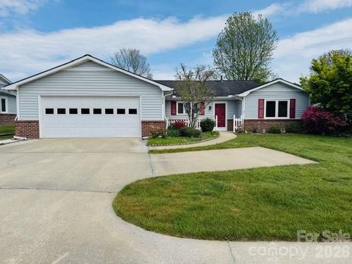 208 Dartcrest Dr, Hendersonville, NC, 28792-2965 | Card Image