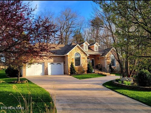 31 Oakcrest Ct, Crossville, TN, 38558-6566 | Card Image