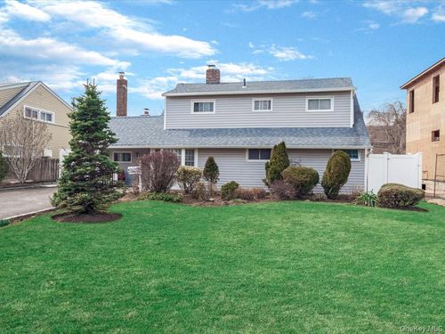 34 Hedge Ln, Westbury, NY, 11590-6552 | Card Image