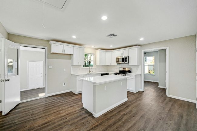 212 S Walnut Ave, House other with 3 bedrooms, 2 bathrooms and 2 parking in Luling TX | Image 9