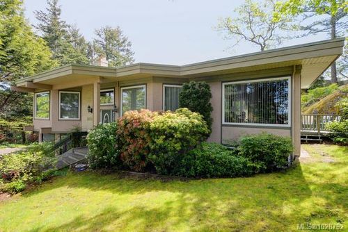 1055 Thistlewood Dr, Saanich, BC, V8X4V7 | Card Image