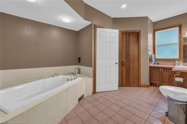 7 Robinson St S, House other with 6 bedrooms, 2 bathrooms and 8 parking in Grimsby ON | Image 33