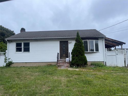 3 Surrey Dr, Amityville, NY, 11701-1831 | Card Image