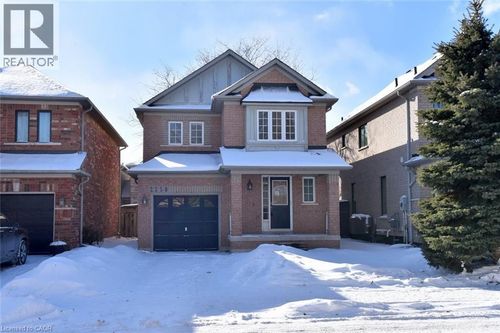 2258 Empire Cres, Burlington, ON, L7L6Y9 | Card Image