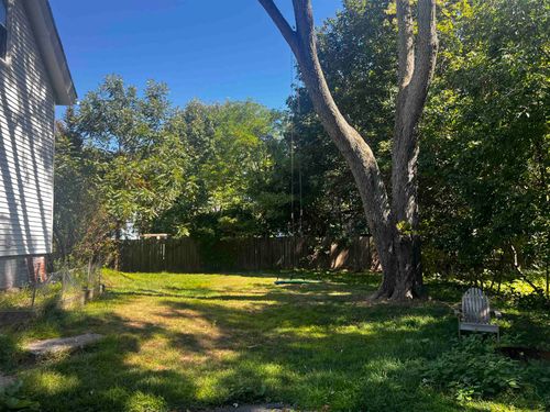 29 Hall Pl, Exeter, NH, 03833-1814 | Card Image