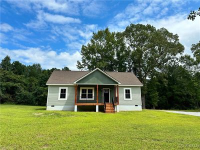 View of front of property featuring a front lawn and covered porch | Image 1