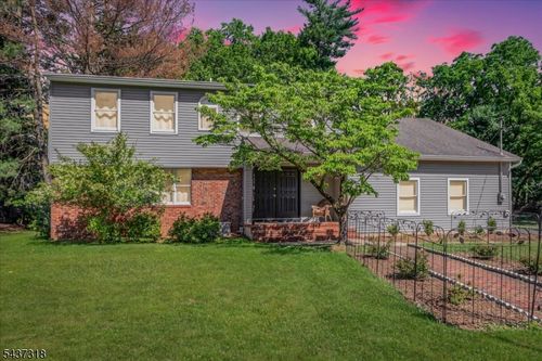 2 Abbott Ct, Edison, NJ, 08820-3628 | Card Image
