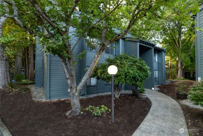 SC - 10006 Ne 122nd St, Condo with 2 bedrooms, 1 bathrooms and 1 parking in Kirkland WA | Image 1