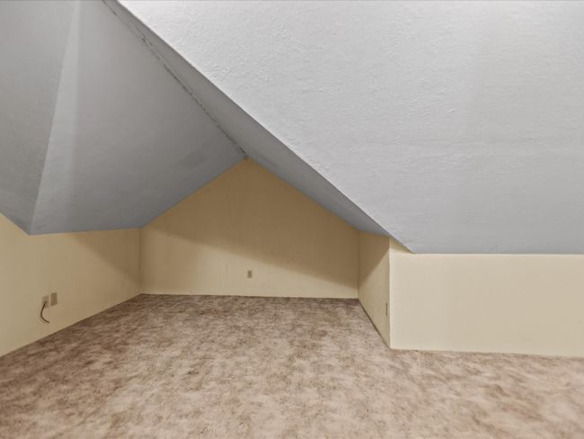 Bonus room with carpet, vaulted ceiling, and a textured ceiling | Image 34