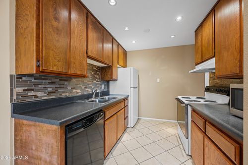 g9-5525 E Thomas Rd, Phoenix, AZ, 85018-8126 | Card Image