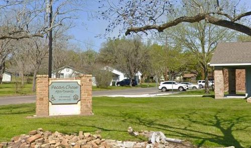 106 Walnut St, Hallettsville, TX, 77964-2143 | Card Image