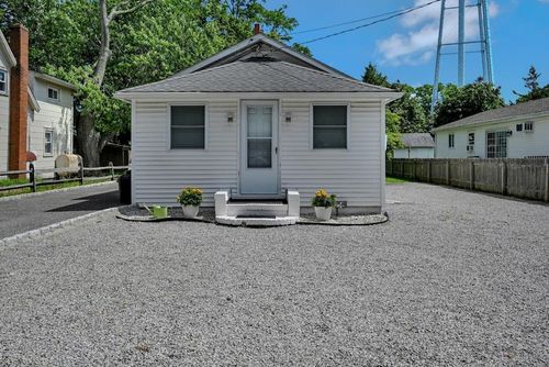 1031 West St, Riverhead, NY, 11901-2925 | Card Image